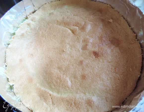 Закрываем все кремом, оставив полную ложку для верха торта. Кладем сверху второй бисквитный корж (его тоже можно пропитать при желании). 