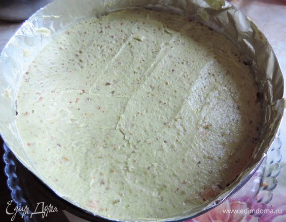 Выкладываем сверху оставшийся крем и разравниваем. Убираем торт в холодильник на часа на 2-3, лучше на ночь. У меня было мало времени и торт простоял до украшения всего 2 часа, но крем за это время застыл и прекрасно держал форму.