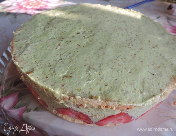 Аккуратно освобождаем торт от формы, разравниваем поверхность.