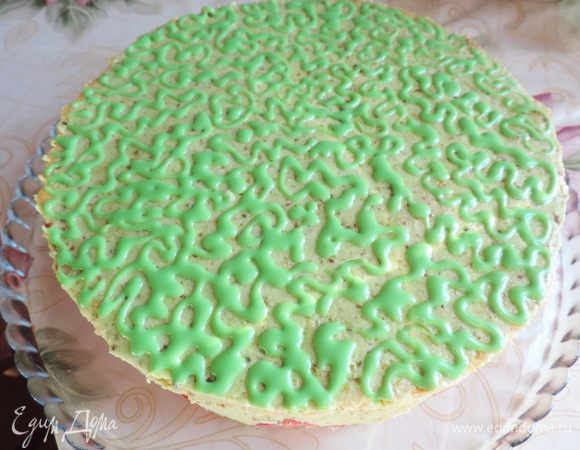 При помощи кондитерского мешочка, (корнетика, уголка папки и т.д.) украшаем наш торт, как душа пожелает.