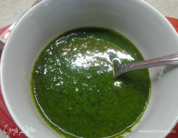 Отварить яйца до готовности. В чашу блендера порезать зелень кинзы, укропа (можно добавлять всю зелень, которая вам нравится). Добавить чеснок. посолить. Добавить масло и сок лимона. Все хорошо взбить. Получится ароматное зеленое масло.