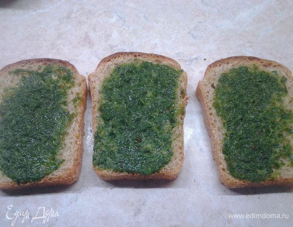 Кусочки хлеба поджарить в тостере. два куска выложить и намазать с одной стороны зеленым маслом.