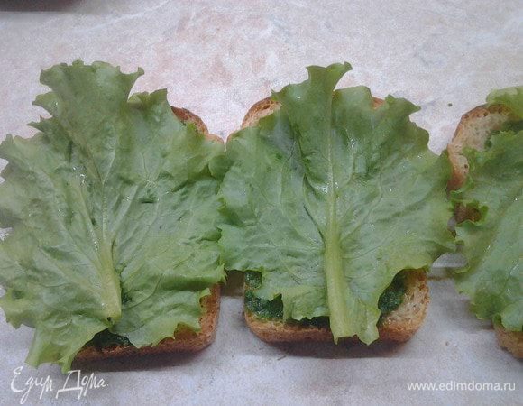 Сверху положить лист салата.