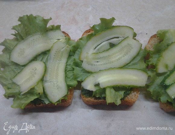 Огурцы порезать ленточками и выложить на салат.