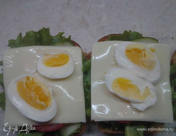 Сверху положить кусочек сыра и сверху добавить яйца.