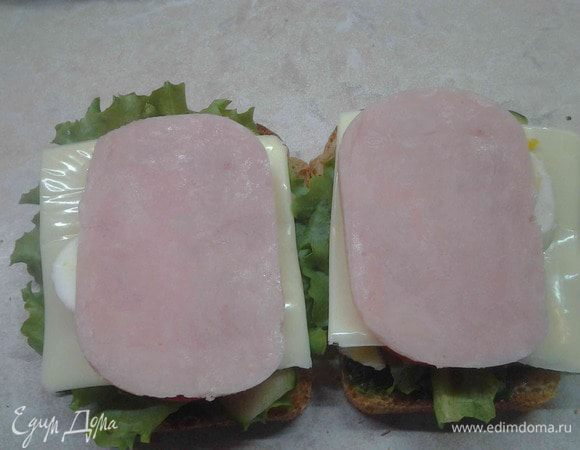 Все это прикрыть ломтиком ветчины.