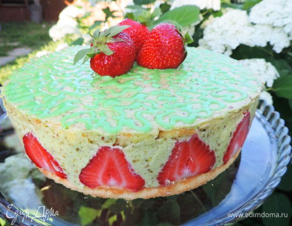 Сверху украшаем торт целой клубникой. Если планируете подавать не сразу, можете клубнику покрыть раствором желатина или нейтральной глазурью. Но так как у нас торт сразу ушел на стол, то я упростила себе жизнь и украсила его свежей клубникой.