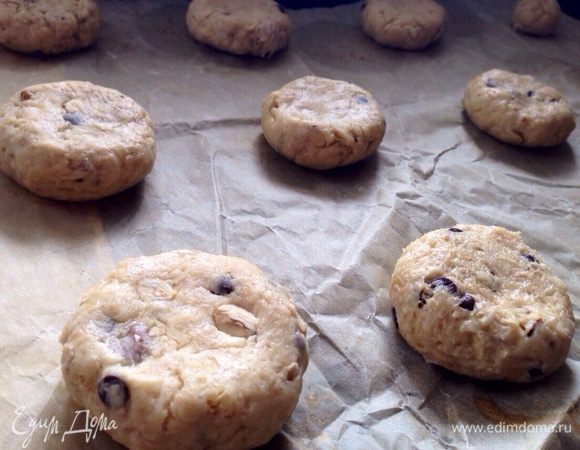 Сформировать из теста небольшие шарики и выложить на противень, застеленный кулинарной бумагой, на расстоянии 5 см. друг от друга.Чуть их придавить пальцами.