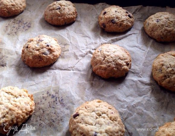 Выпекать 10-15 минут при температуре 180 градусов. Остудить на решетке.