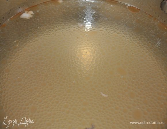 Картофель очистить и нарезать соломкой, рис промыть.
Рыбный бульон двести до кипения, добавить в бульон рис и через 10 минут картофель.