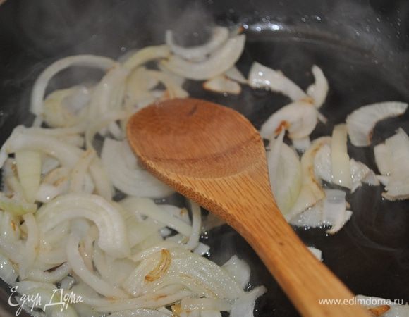 Пока рис и картофель варятся,в сотейнике разогреть оливковое масло и обжарить в нём очищенный и нарезанный полукольцами репчатый лук, жарить помешивая 7-8 минут.