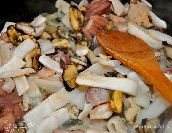 Затем добавить морепродукты, накрыть сотейник крышкой и тушить 5 минут.