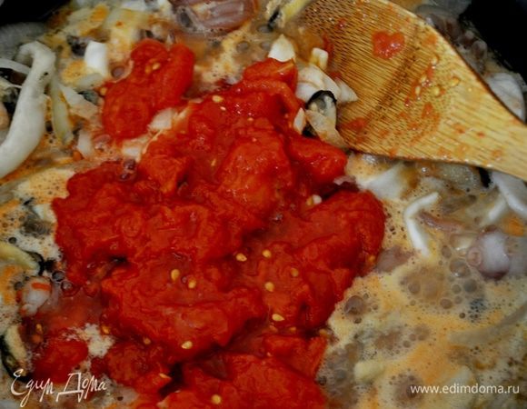 Тем временем консервированные помидоры очистить от кожицы и мелко нарезать, добавить в сотейник с морепродуктами, и добавить примерно 3-4 ст. л. томатного сока, тушить помешивая 5-6 минут, добавить соевый соус по вкусу и лимонный сок (я добавляю ещё острую тайскую приправу для морепродуктов, но это по желанию).