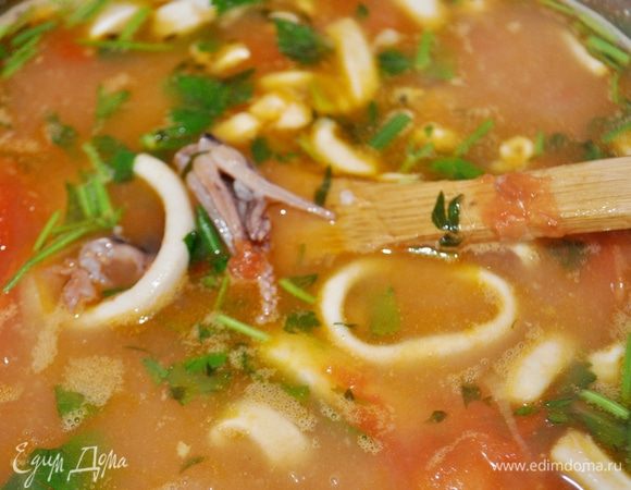 В кастрюльку с рисом и картофелем положить готовые морепродукты с овощами, довести до кипения, по необходимости приправить солью и специями, перед тем как убрать суп с огня добавить мелко нарезанную зелень. Попробовать готов ли рис,если готов,то суп накрыть крышкой и дать постоять 10-15 минут.