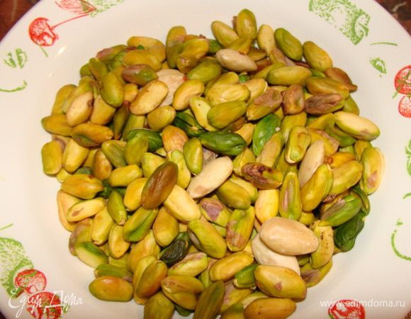 Готовим фисташковый бисквит. Фисташки ( у меня 1 стакан 250 мл) очистить и обдать кипятком, снять шкурку и отправить в духовку на 5-7 минут при темп.150 гр. 