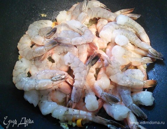 Креветки начинают розоветь...