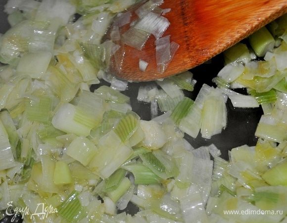 В сотейнике растопить не много сливочного масла и обжарить в нём мелко нарезанный лук-порей и чеснок,около 10 минут до мягкости.
Оставшееся масло нарезать кубиками и убрать в холодильник.