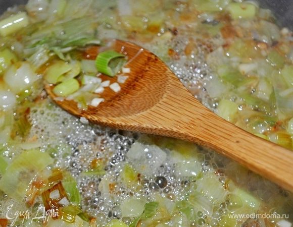 Добавить в сотейник с луком кальвадос,