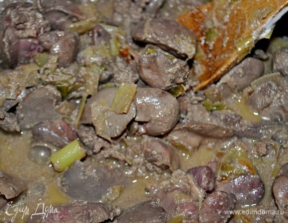 Далее добавить печень,постоянно помешивая деревянной лопаткой,около 10 минут. Посолить, поперчить, приправить сушёным тимьяном.
Печень готова,если стала упругой, но осталась слегка розовой в середине.