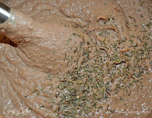 Взбить готовую печень с помощью блендерадо консистенции мусса,постепенно добавляя масло из холодильника, примерно 100 г