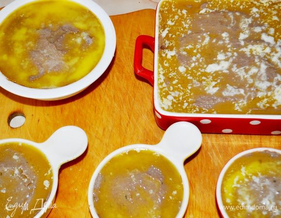 Разложить готовый паштет по формочкам. Оставшееся масло растопить, полить им паштет. Сверху посыпать тимьяном и горошками разноцветного перца. Поставить в холодильник минимум на 6 часов, а лучше на ночь.