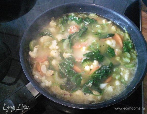 Засыпьте кус-кус, накройте крышкой, выключаем огонь и оставляем настаиваться в течении 5 мин.