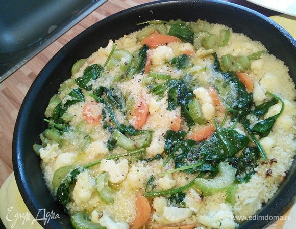 Заправьте кус-кус соком лимона или лайма, посолите и поперчите, перемешайте, сбрызните оливковым маслом. Посыпьте зеленью. Зелени в списке ингредиентов нет, т.к. список выдаёт определённый её вид, однако сюда подойдёт любая или её смесь. 