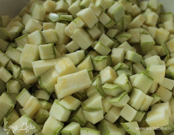 Кабачки нарезать кубиком (три кабачка не очень крупные,примерно 200-220 гр вес одного).