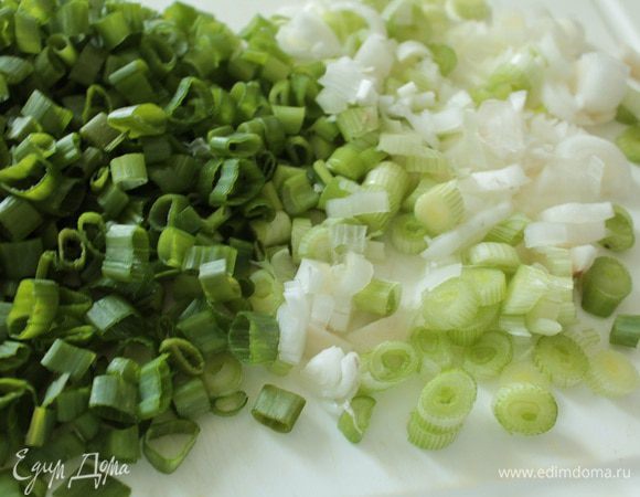 Морковь (тоже три штуки, молодая) натереть на крупной терке. Лук нарезать кольцами.