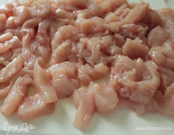 Куриное филе нарезать соломкой.