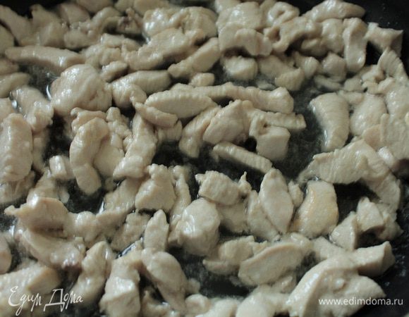 На среднем огне нагреть сковороду с растительным маслом. Быстро обжарить филе. Не долго,буквально 2-3 минуты,что бы оно только поменяло цвет.