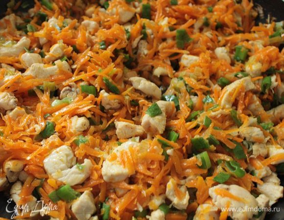 Добавить сначала нарезанную белую часть лука,помешивая ,обжарить 2 минуты,затем добавить морковь и еще обжарить, помешивая, 5 минут. Поперчить.