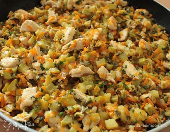 Добавить кабачки,перемешать,убавить огонь и тушить под крышкой 10 минут.Затем посолить по вкусу,добавить зеленую часть лука,перемешать и снова тушить под крышкой еще минут 10-15.(кабачки не должны быть совсем мягкими,оставаться целенькими).В конце добавить измельченные чеснок и зелень по вкусу.Дать блюду настояться под крышкой минуты 3-5 и можно подавать. Приятного вам аппетита!