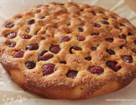 А это Мариночкин бисквитный пирог с черешней.http://www.edimdoma.ru/retsepty/67103-biskvitnye-kvadratiki-s-chereshney.Он очень нежный и вкусный,рекомендую!