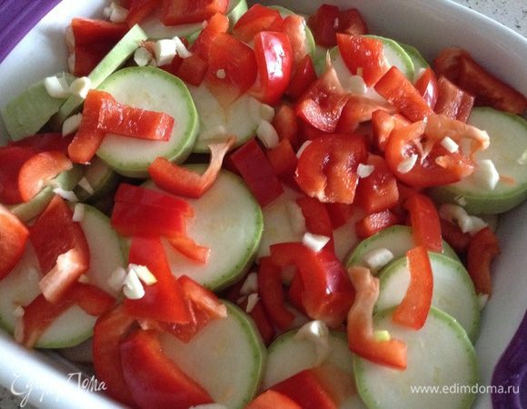 Нарезать кружочками картофель и кабачок. Уложить на дно формы. Добавить перец.