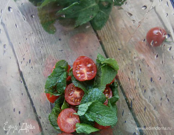 Сначала приготовим томатно-мятный соус: помидоры ( я использовала черри, но можно взять и обычные помидоры), листики мяты и зубчик чеснока  сложить в чашу блендера...