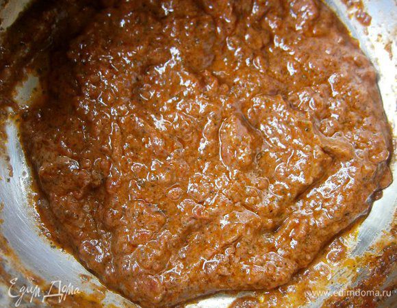 Получившуюся смесь перелить в сотейник и довести до кипения. Добавить соль, сахар, специи, растительное масло, перемешать и варить на маленьком огне, переодически помешивая, пока масса не загустеет ( примерно 10 - 15 минут). 
Снять с огня и дать соусу полностью остыть  (пока будем готовить мясо, соус как раз остынет). Затем добавить 1 ст. л. йогурта и перемешать.