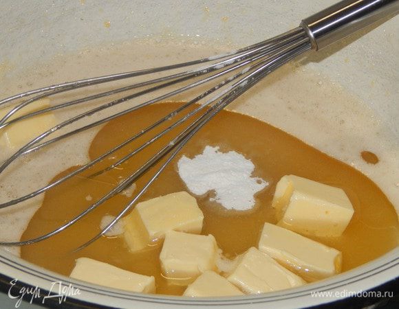  Добавить растительное и сливочное масло, соль и разрыхлитель.