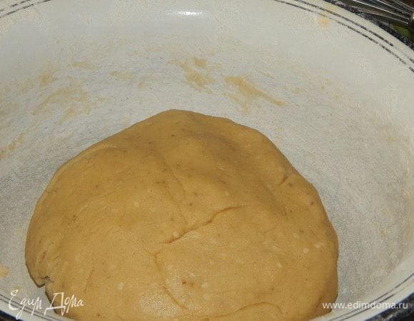 Замесить тесто.