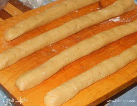 Скатать с него 4 колбаски, толщиной с палец. Убрать в морозилку на 30 минут, или в холод на 1 час.

