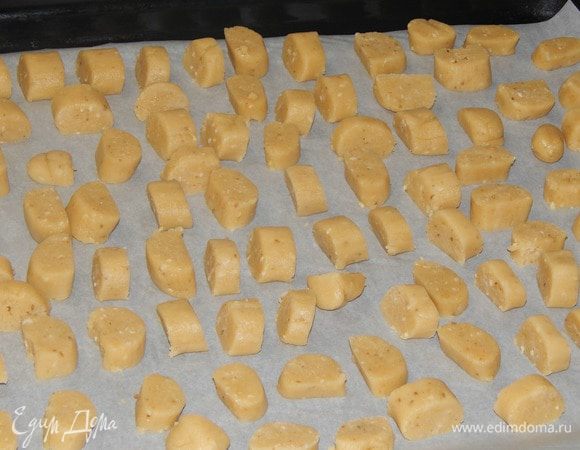 Колбаски нарезать кружочками.
Выпекать при 200*С, 15 минут. Для моей духовки оказалось многовато, немного поджарились)) Так что ориентируйтесь на свою духовку.