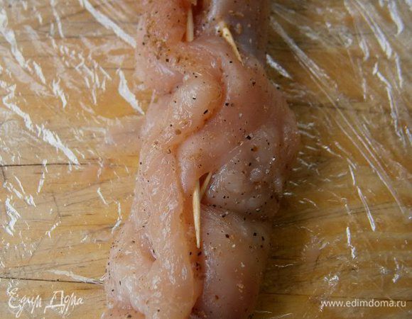 Свернуть филе  рулетиком и скрепить зубочистками.