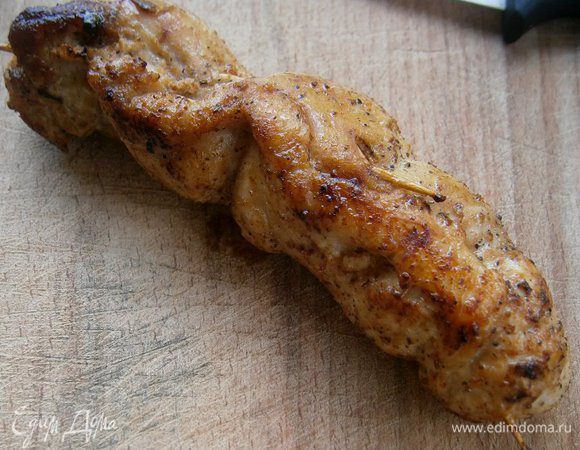 В сковороде хорошо разогреть 1 ст. л. растительного масла и оставшееся сливочное масло. Выложить подготовленный куриный  рулетик   и обжарить со всех сторон до золотистого цвета, поливая маслом. Очень важно не пересушить мясо! Куриное филе само по себе сухое, и поэтому готовить его надо недолго. Дать немного остыть.