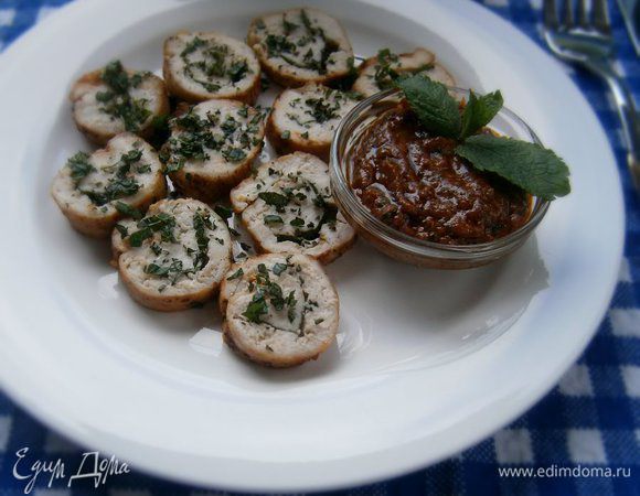 Выложить нарезанный  куриный рулетик на тарелку, посыпать мелкорубленой мятой и подавать с соусом.
ПРИЯТНОГО АППЕТИТА!!! 