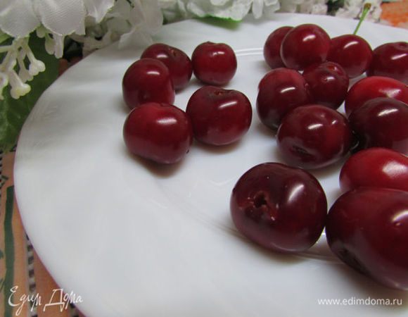 Вишню (можно заменить на черешню, клубнику, малину) вымыть и обсушить.