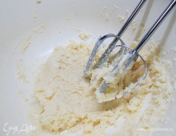 Размягчённое сливочное масло взбить с сахаром в белую массу.