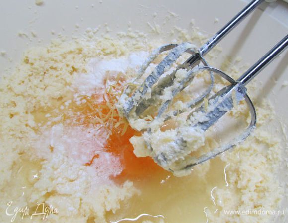 Добавить разрыхлитель, сок и цедру лимона, яйца. Всё хорошо перемешать до однородности.