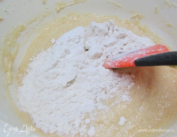 Частями всыпать муку и ещё раз хорошо перемешать. 