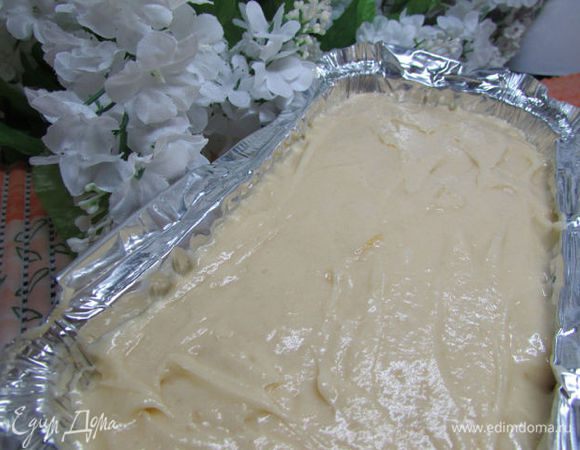 Выложить тесто в форму для выпекания.