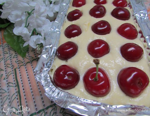 По поверхности, слегка придавливая, выложить вишню. Отправить в разогретую (180 градусов) духовку. Выпекать 40-50 минут, до сухой лучинки.